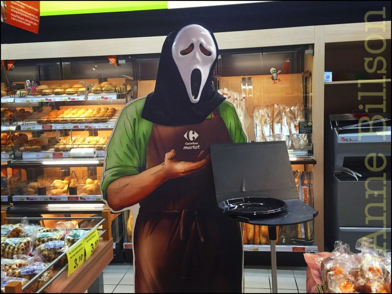 Twee dagen na Halloween: Carrefour, Vanderkinderestraat, Ukkel.