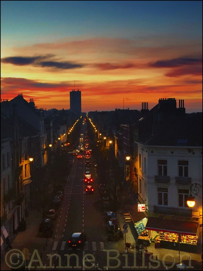 Andere zonsondergang: Ducpétiauxlaan, Sint-Gillis.